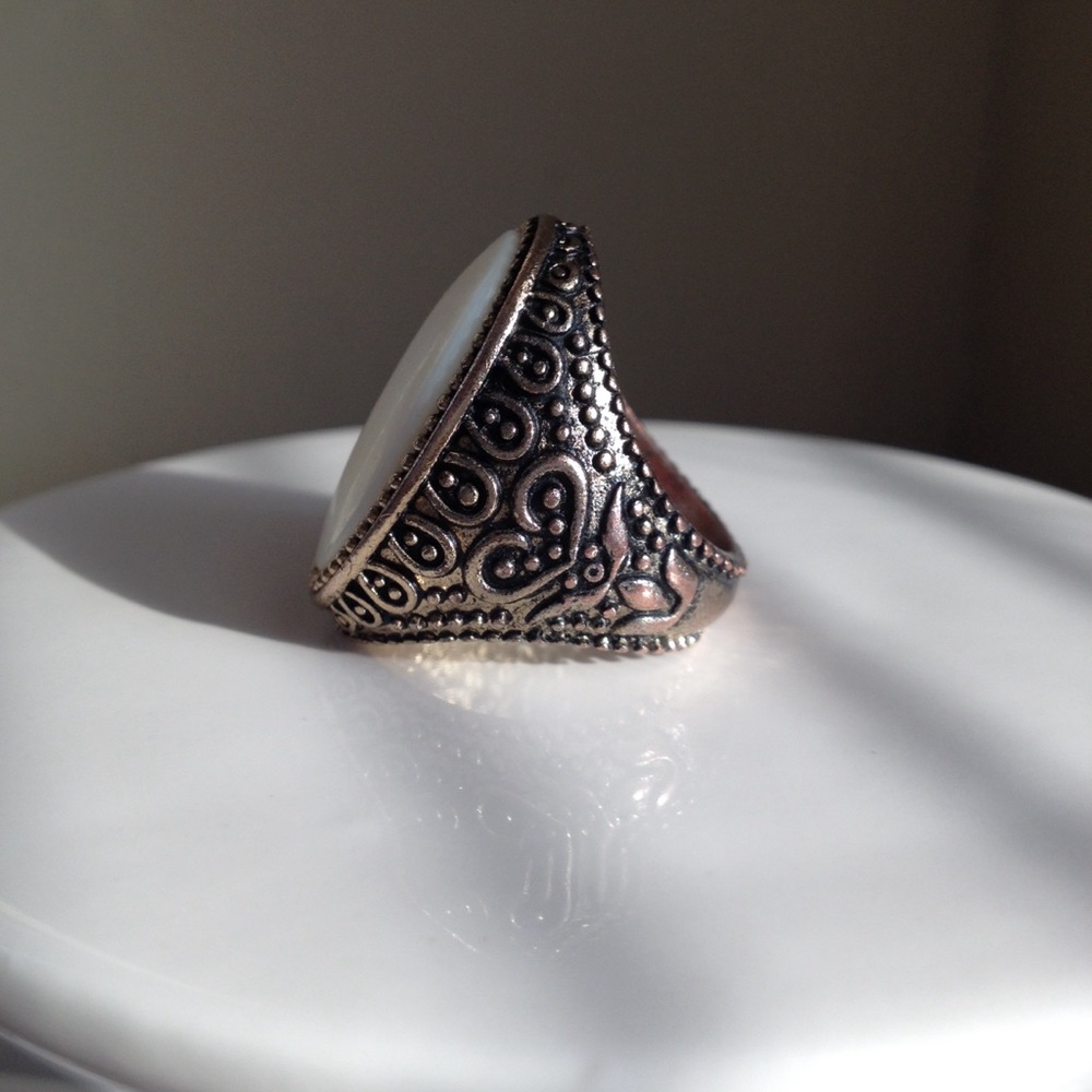 Vintage white marble style ring- size 8 - Picture 3 of 4